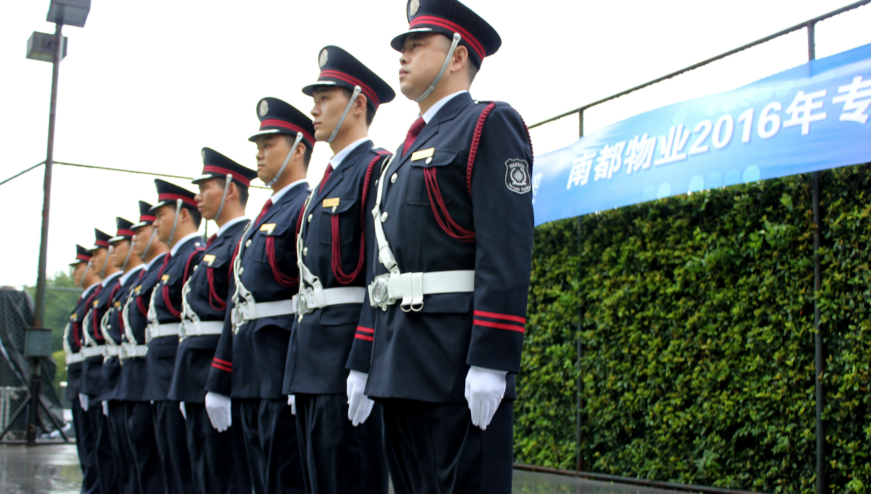 风雨中显身手，为国庆献礼
