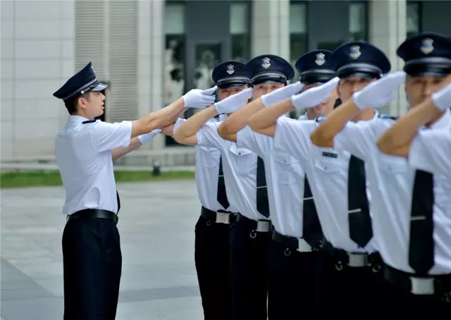 秩序员做了一件事，让她瞬间被温暖包围