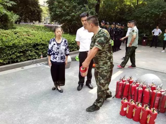 烟感警报器突鸣，10分钟紧急灭火获业主点赞