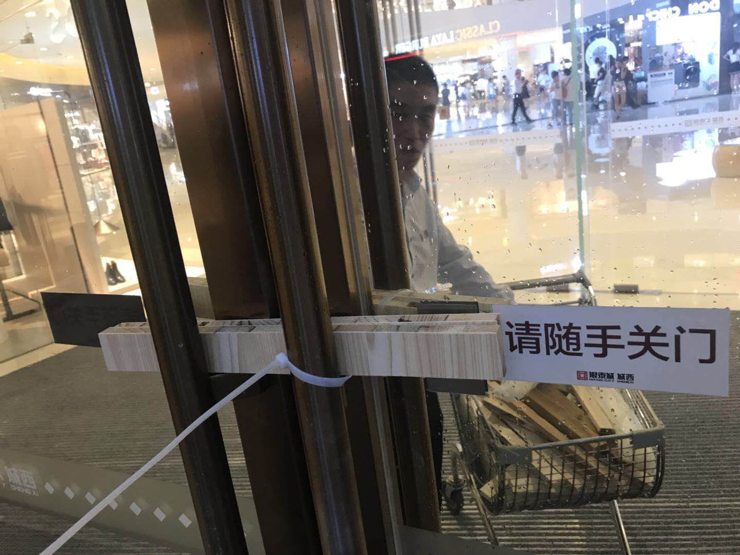 严阵以待|暴雨中夙夜奋战，为你守护家园平安