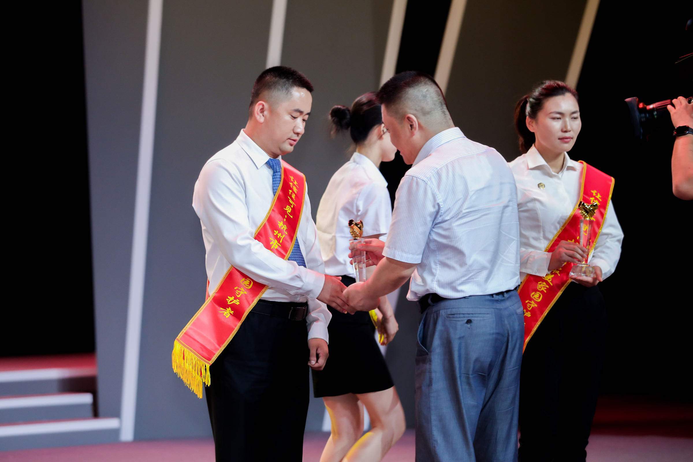 让信任可见|尊龙凯时人生就是搏物业人刘亮获评杭州市“最美家园守护者”