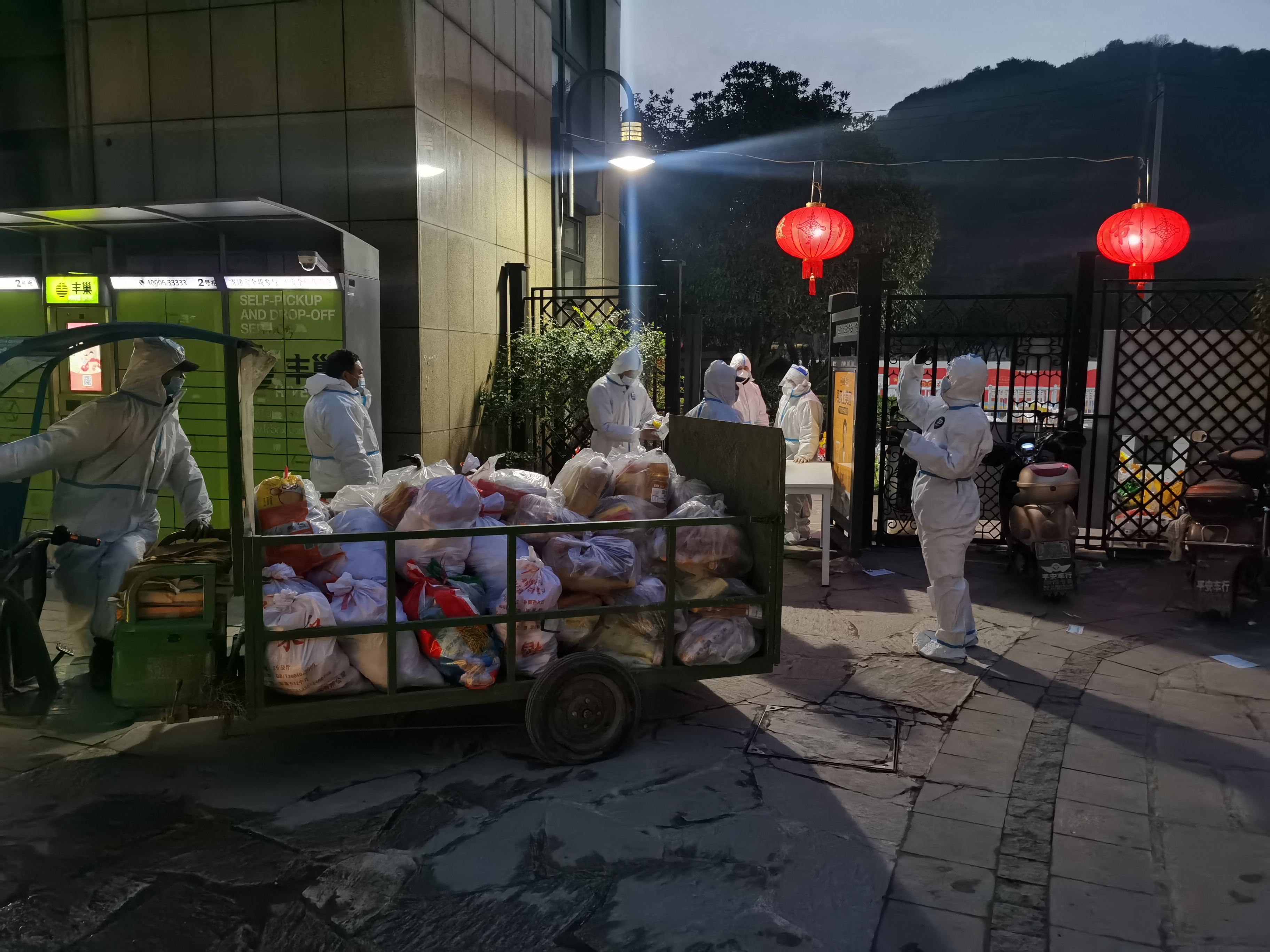 防疫隔离中的一碗热面条！来自尊龙凯时人生就是搏物业暖暖的爱