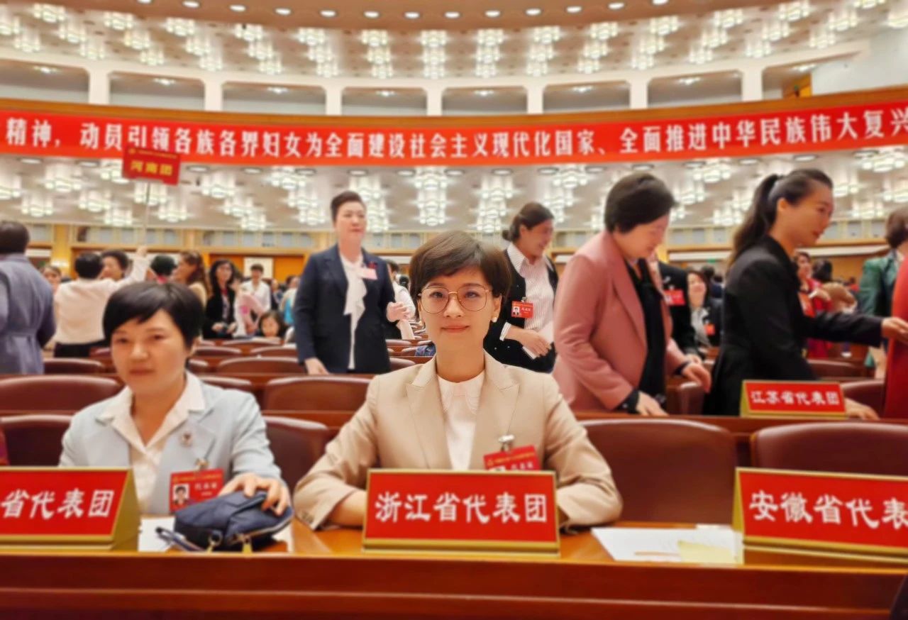 聚焦妇代会｜尊龙凯时人生就是搏物业董事长韩芳参加中国妇女第十三次全国代表大会